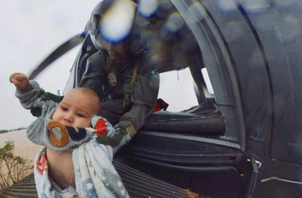 Marinha Realiza Resgate Dramático de Bebê e Grávida em Enchentes Históricas no RS